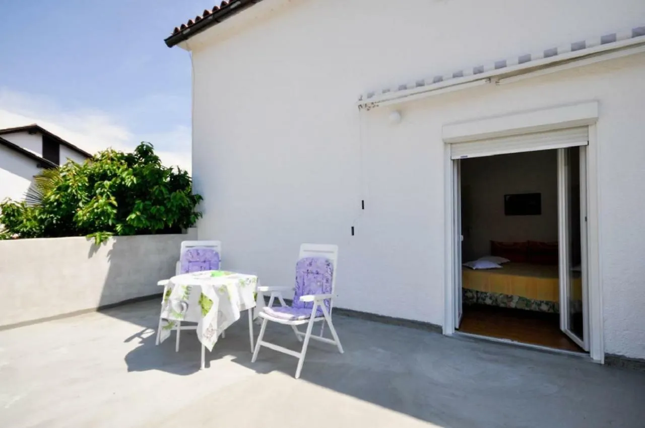 Guest house Mira Apartments Novigrad